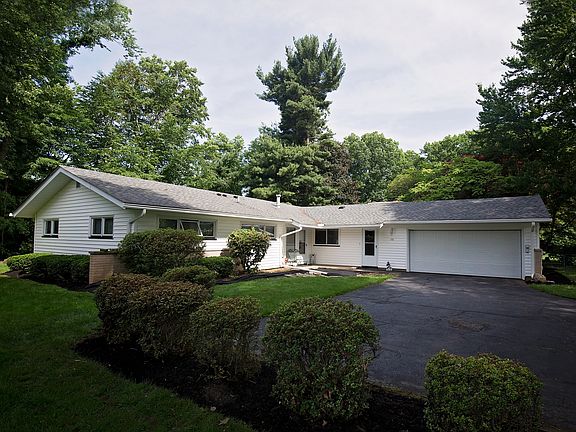 4th image of 210 Crestview Dr
