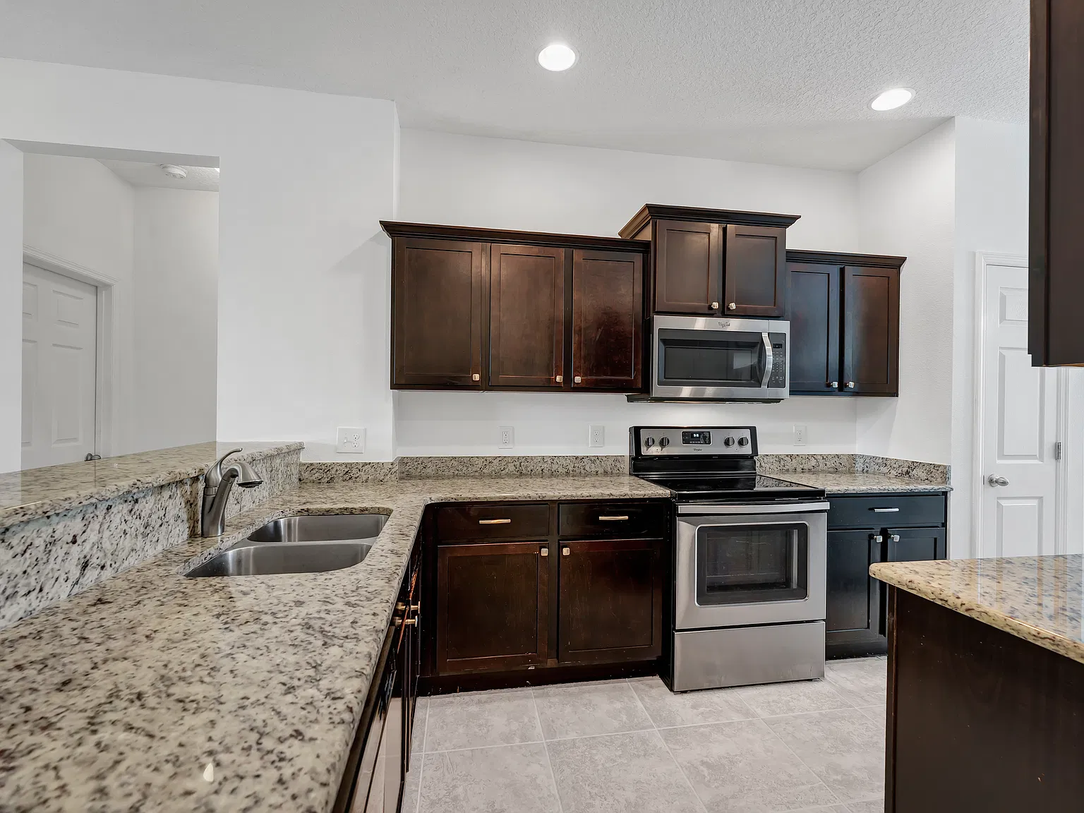 3 bed, 2.5 bath, 2010 sqft, $2,200 — Photo 3
