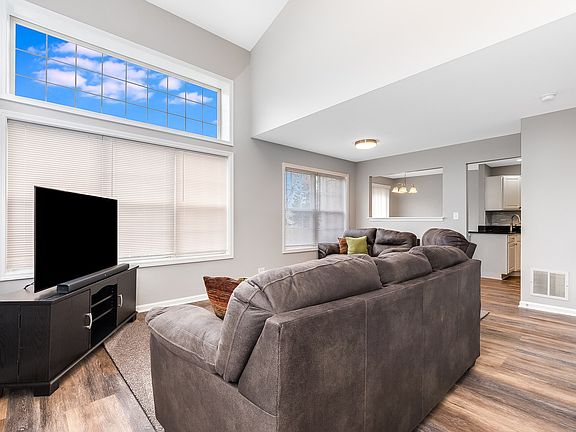3rd image of 1596 Brittania Way