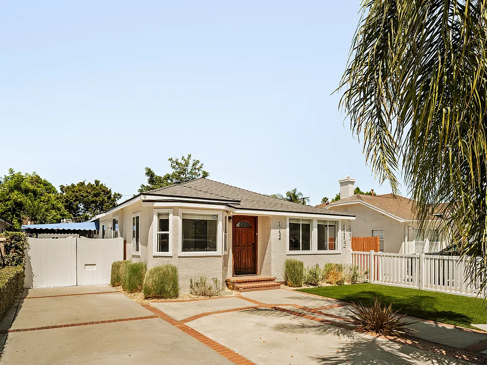 15233 Camarillo St