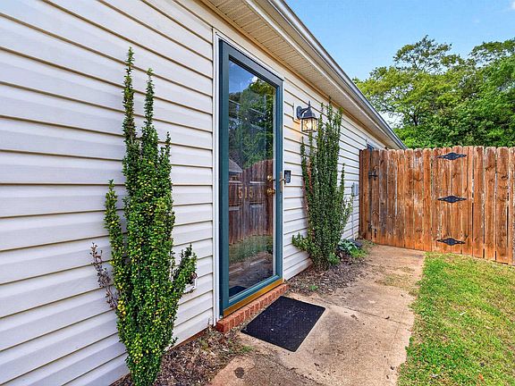 3rd image of 515 Glenlea Ln