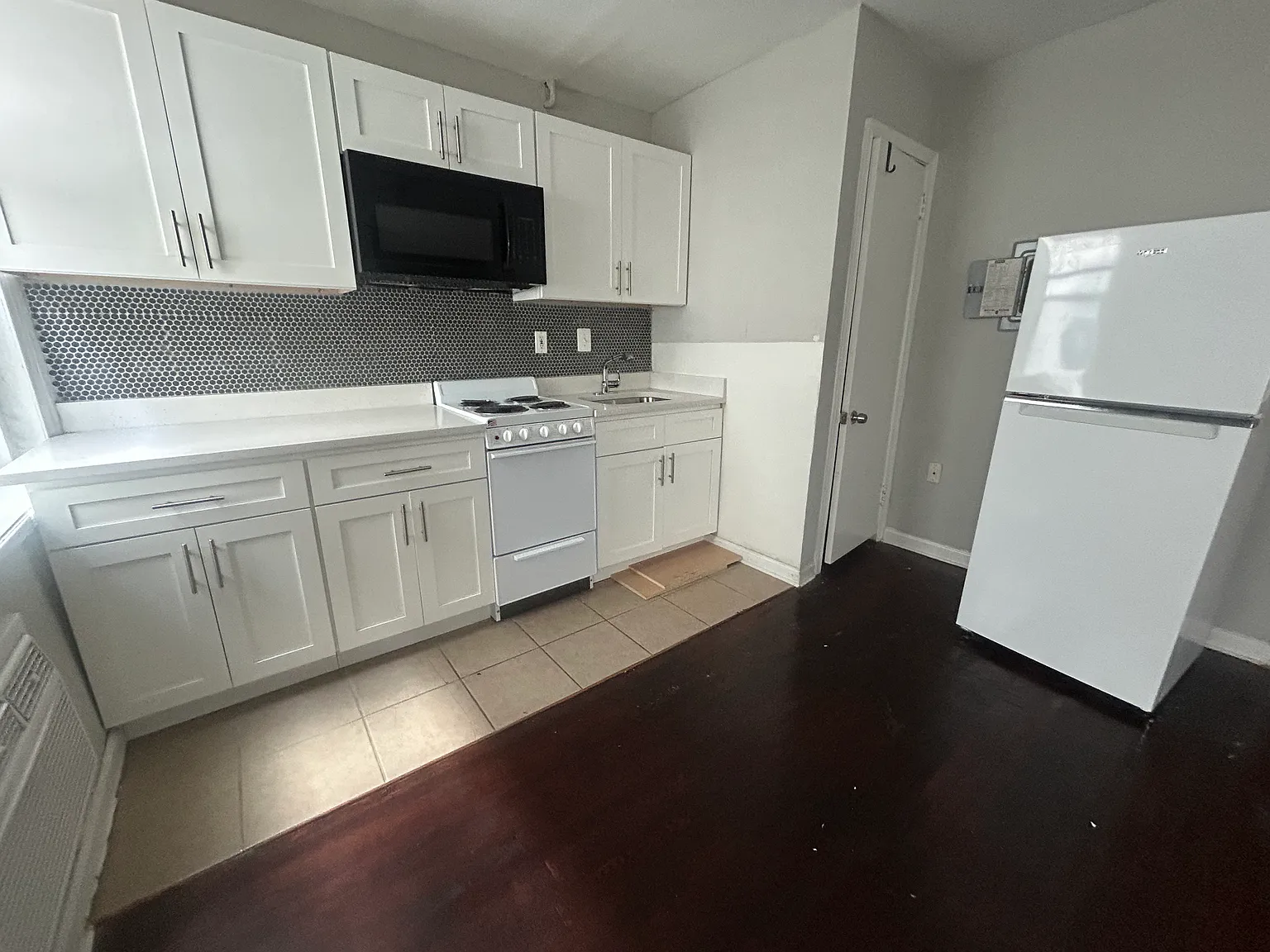 Studio, $890 — Photo 1