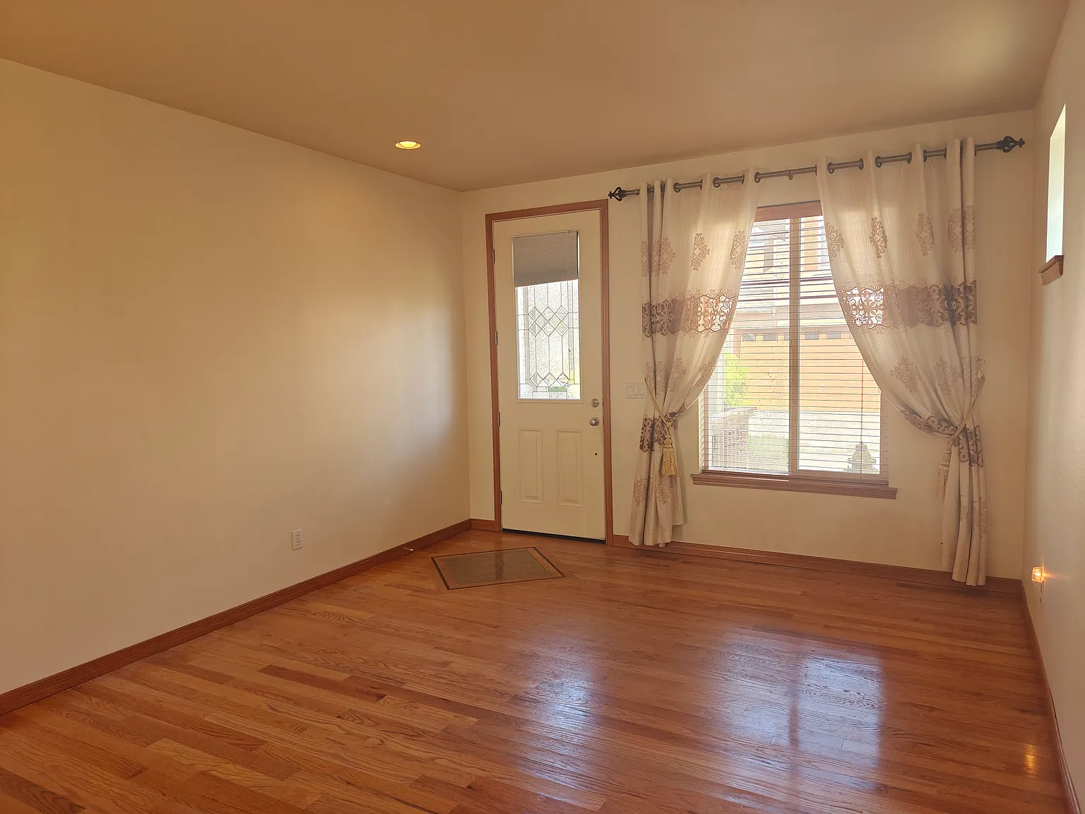4 bed, 2.5 bath, 2199 sqft, $3,800 — Photo 3