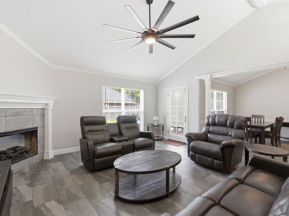 3rd image of 1111 Harbor Lakes Dr