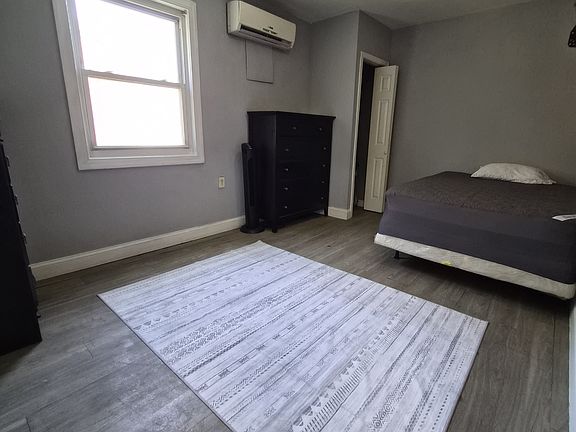 3rd image of 724 31st St SE #4
