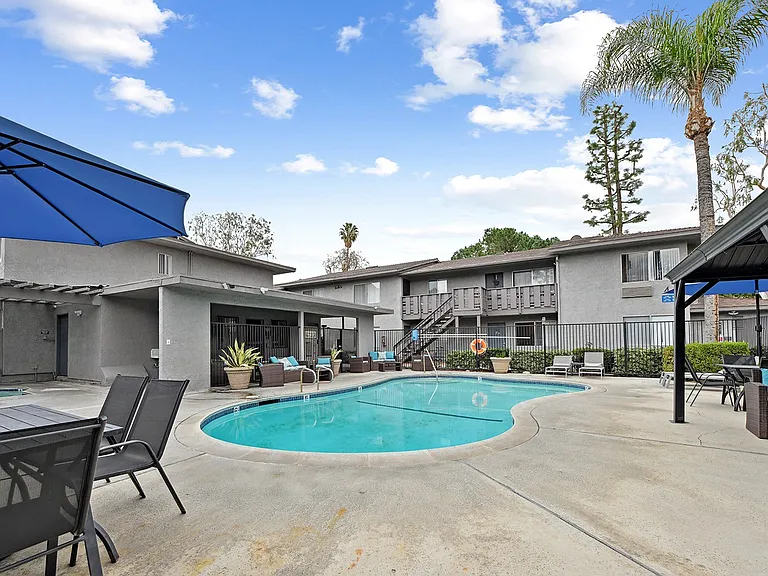 Loma Vista Apartments — Photo 9