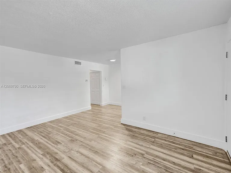 114 SE 8th St #203 — Photo 8