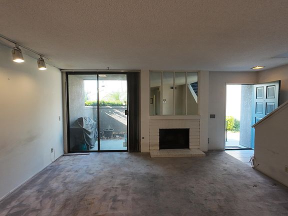 5th image of 23545 Victory Blvd Unit 27