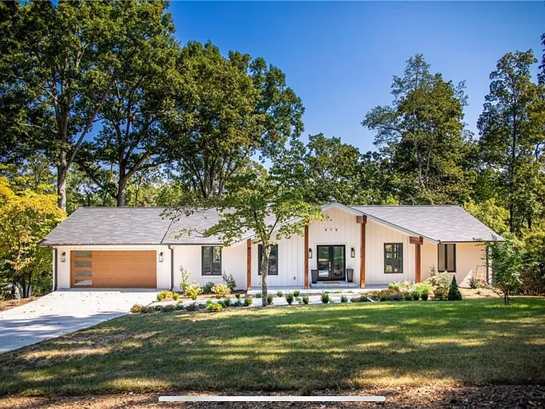 414 Shorecrest Dr — Photo 1