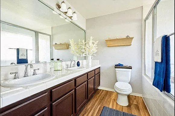 Tustin Cottages — Photo 9