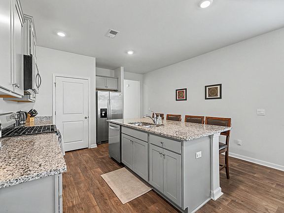 4th image of 493 Cedarview Rd