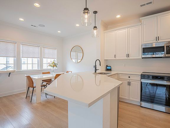 3rd image of 905 Renaissance Ct