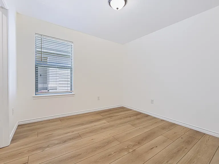 1030 Gruma — Photo 35