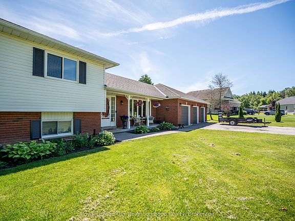 3rd image of 3839 Larose Cres
