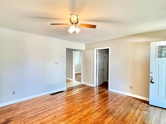 4th image of 501 Oak St