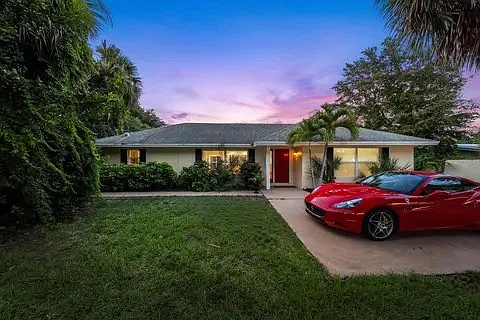 527 E Causeway Blvd — Photo 26
