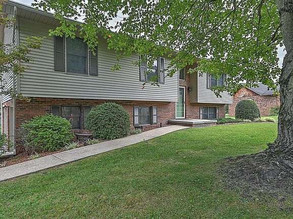 2nd image of 1401 Hickory Ln