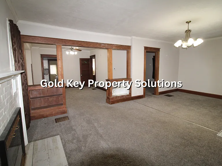 815 N Elm St — Photo 8