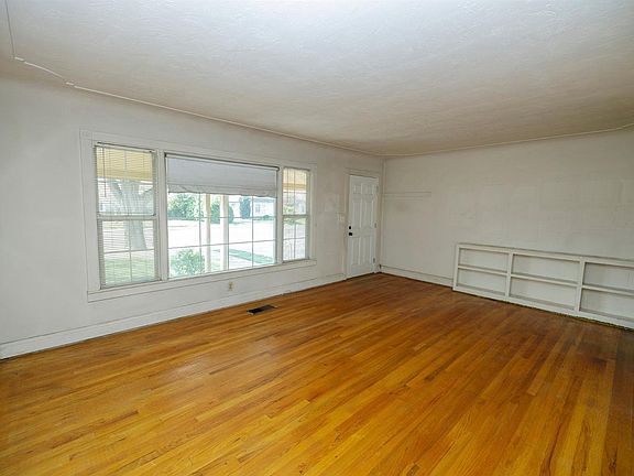5th image of 1531 Locke Rd