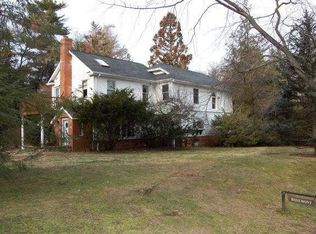 1 Canterbury Rd, Glen Head, NY 11545