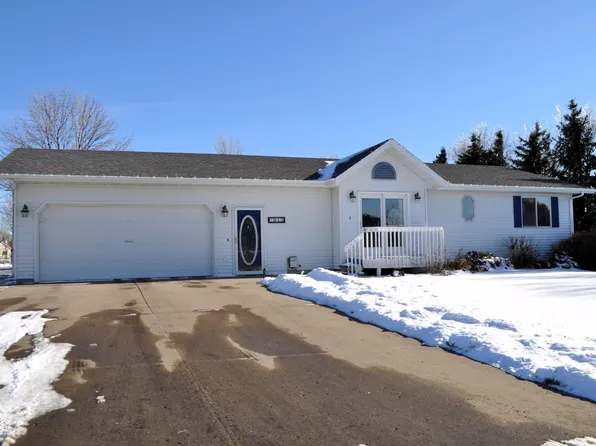615 High Park Dr N, Wilton, ND 58579