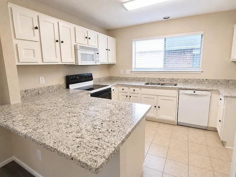 2506 Radcliffe Dr — Photo 4