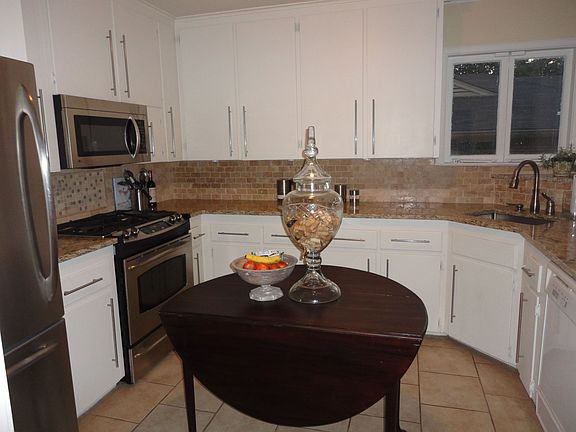 Wonderful Updated Kitchen! Granite, stainless appliances!