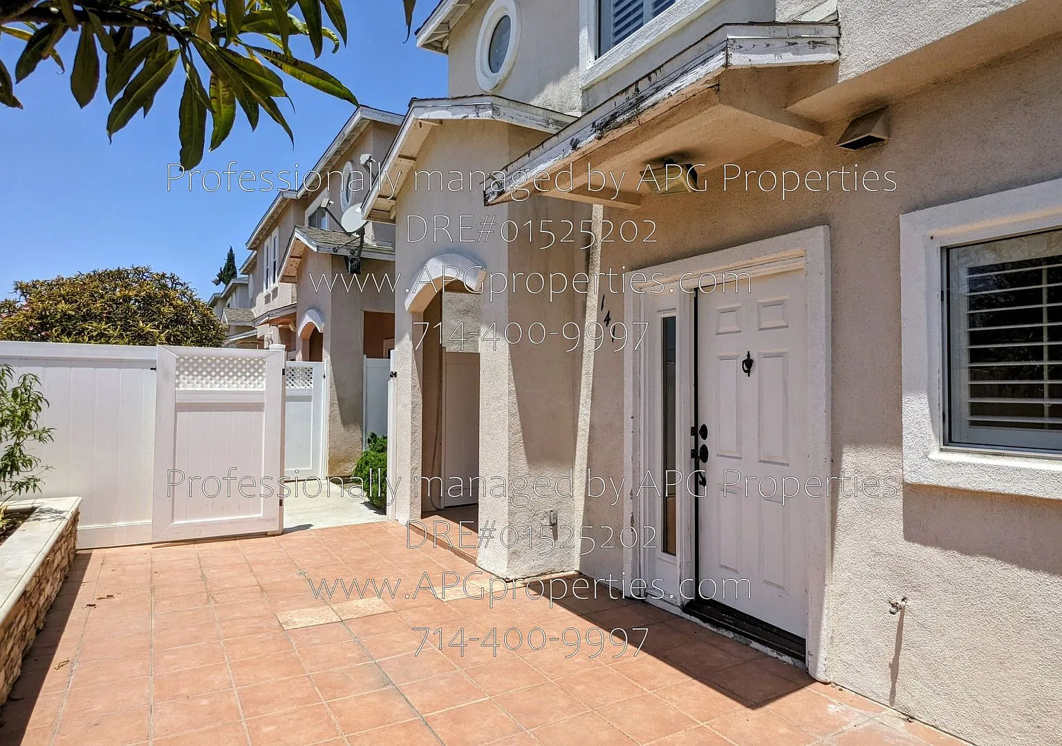 Spacious 3 bedroom 2 1/2 bathroom Townhome with 2 car garage in Fullerton. Gated complex — Photo 1