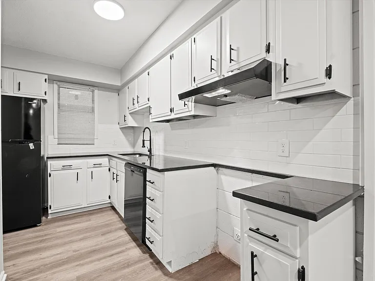 720 Ottawa St — Photo 1
