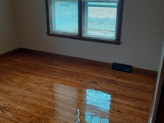 3rd image of 934 Garfield St