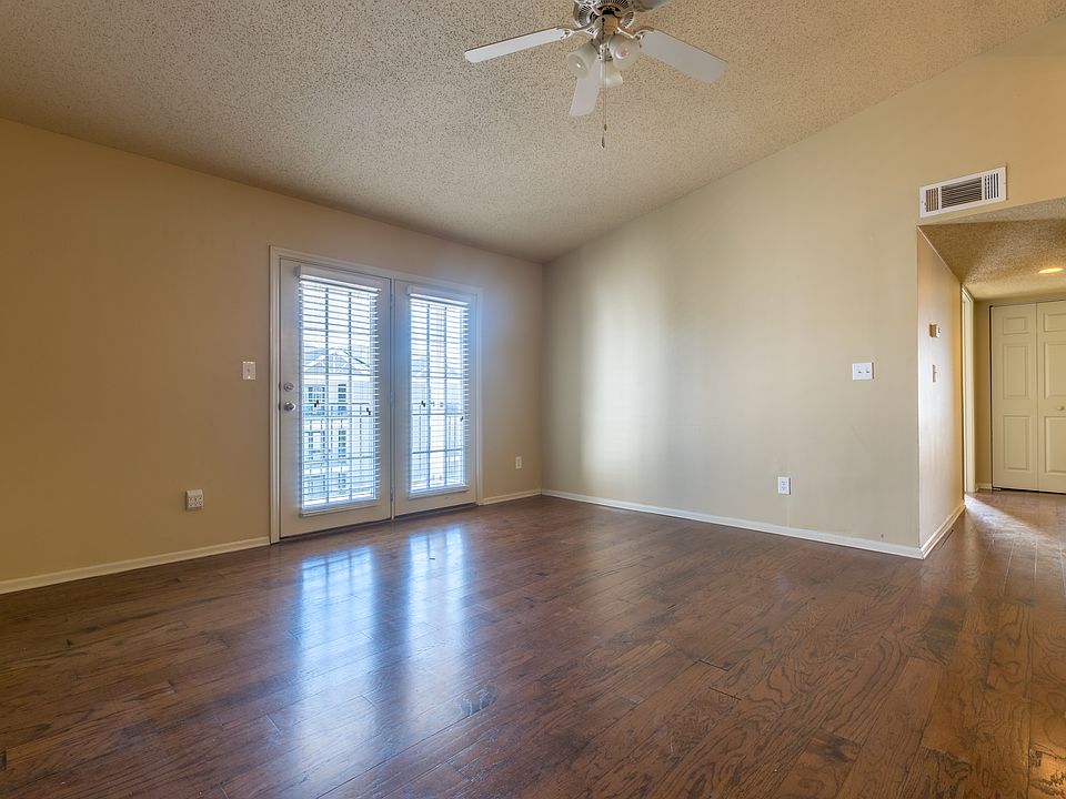Great Room - high ceilings!
