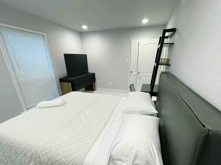 Bedroom 03 - Queen Bed size