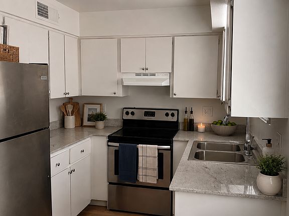 4th image of 2922 N 35th St APT 5