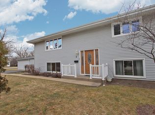 2 Butterfield Rd, Lake Zurich, IL 60047