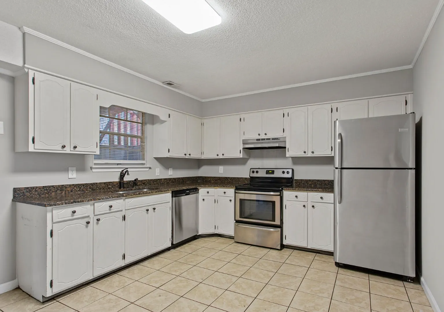 4 Bedroom Home! One month free! Spacious and Pet Friendly — Photo 3