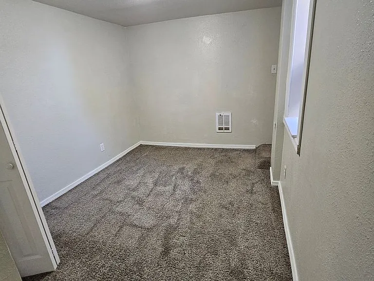 1390 Retsil Rd E — Photo 11