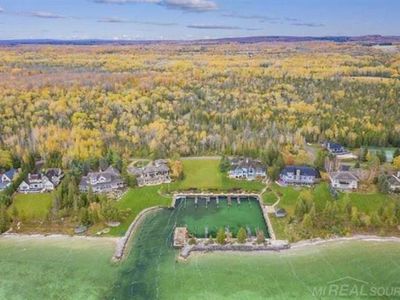 11 Oyster Bay Dr, Charlevoix, MI, 49720