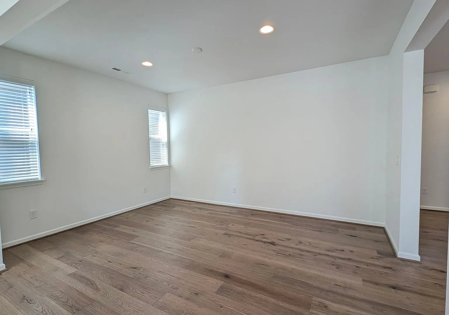 HUGE Newer House with Den & Large loft in Everett's Riverfront Neighborhood — Photo 4