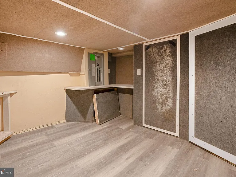 1123 W Lombard St — Photo 42