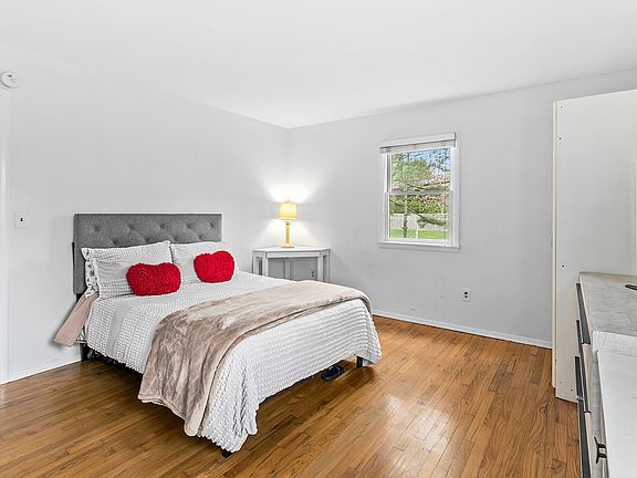 5th image of 1 Boxwood St