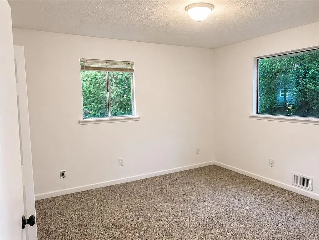 5 bed, 3.0 bath, 1903 sqft, $2,300 — Photo 3