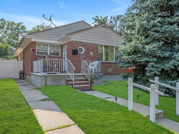 71-42 169th St, Fresh Meadows, NY 11365