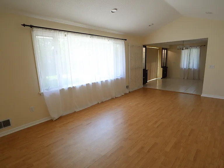 74 Meyerhill Cir E — Photo 3