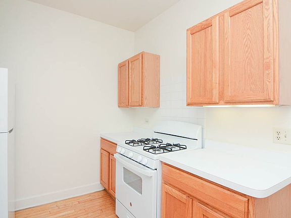 3rd image of 2444 W Sunnyside Ave #2