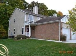 5571 Woodruff Shore Dr, Brighton, MI