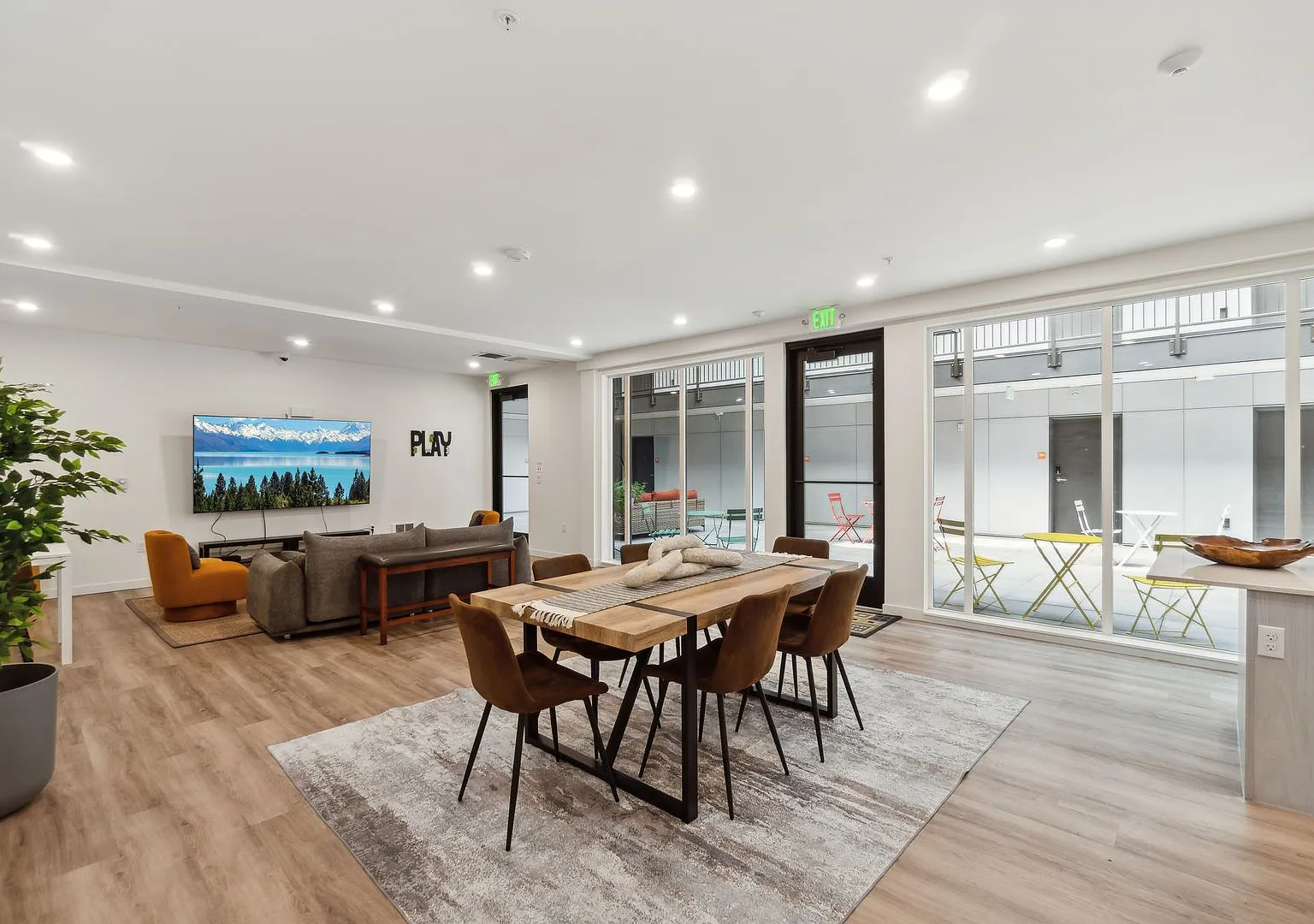 Divine Court Apartments — Photo 3