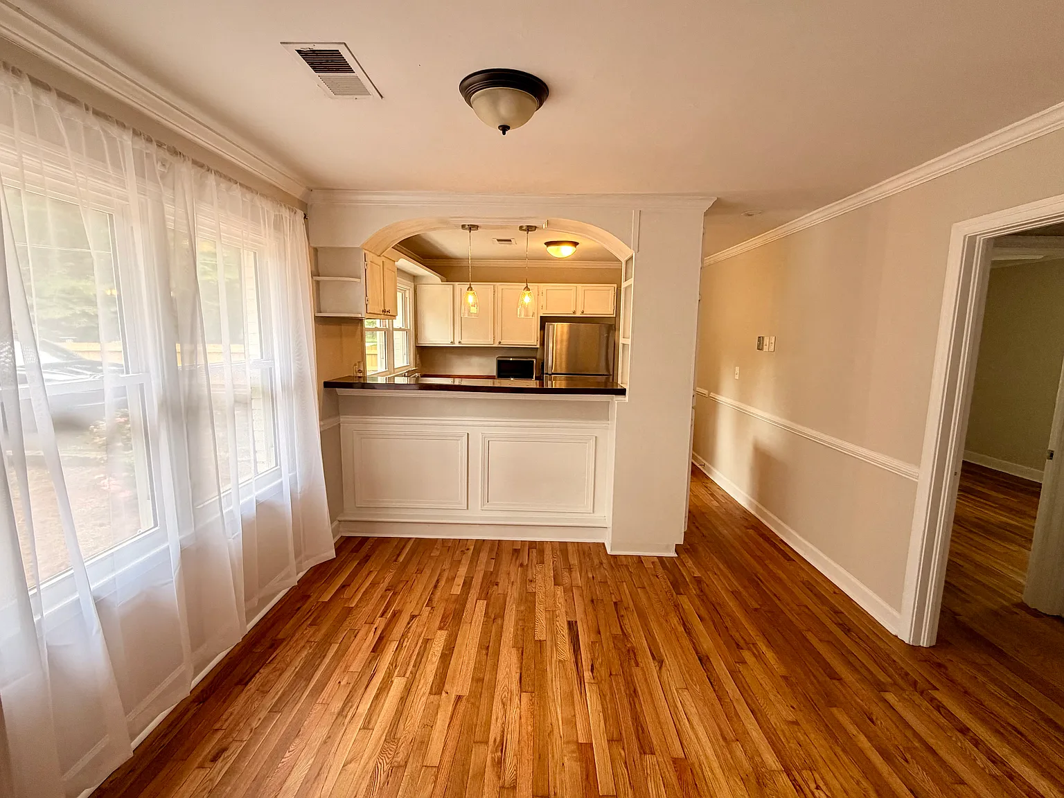 3 bed, 1056 sqft, $2,400 — Photo 3
