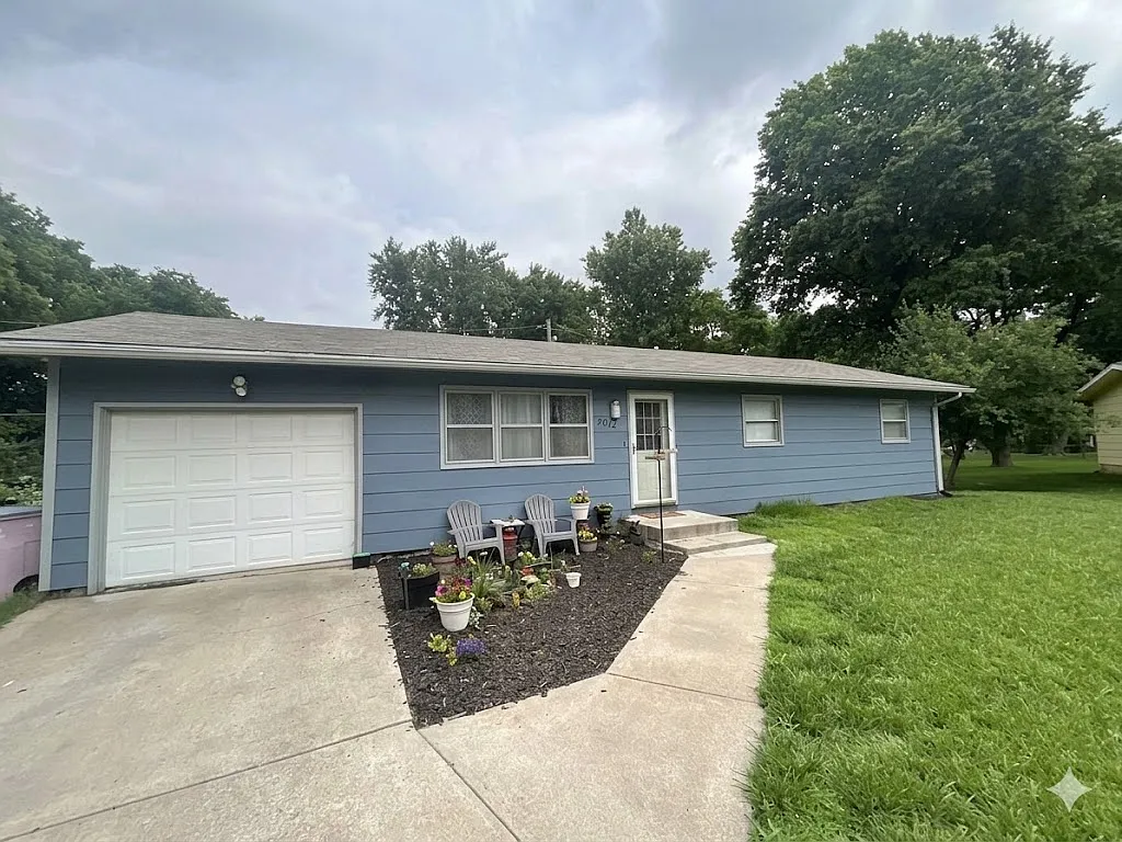 3 bed, 1144 sqft, $1,700 — Photo 1