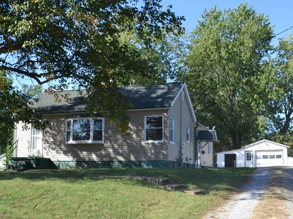 119 S 7th St, Albion, IL 62806