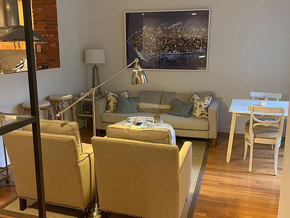 2nd image of 921 N La Salle Dr APT 2